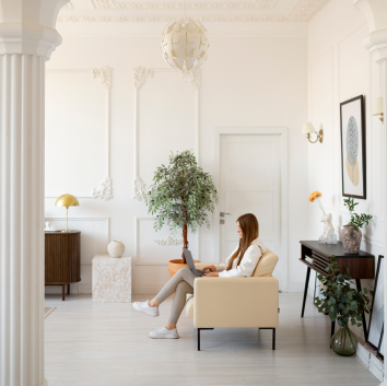 Ambiente interno claro e contemporâneo