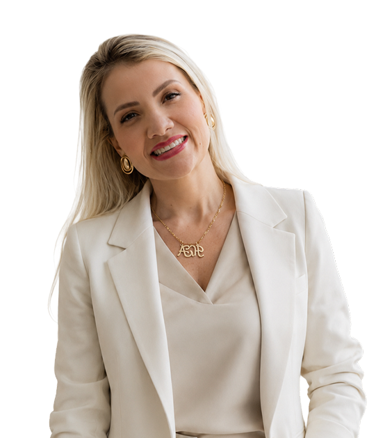 Corretora sorrindo usando blazer claro